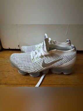 Nike Women’s 6.5 White Flyknit VaporMax with Silver Swoosh